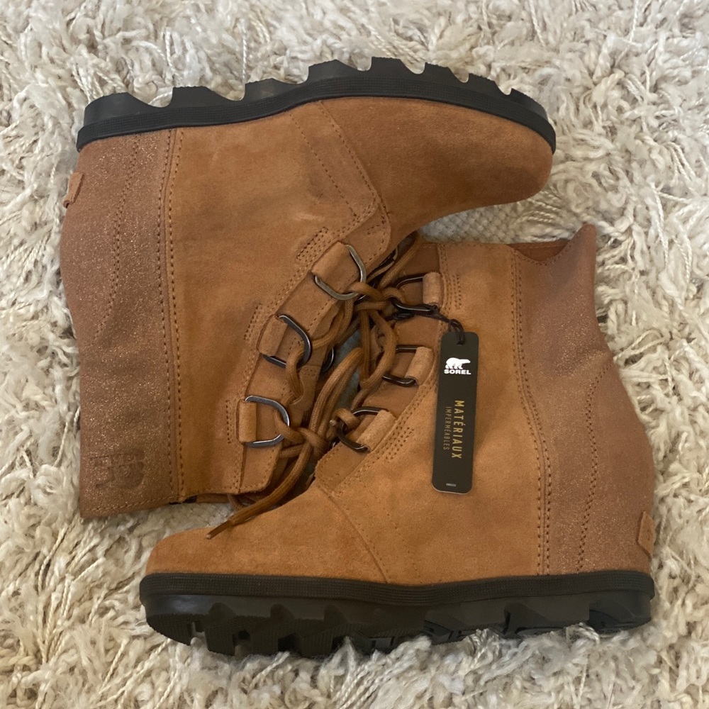 NWT Sorel wedge boot (Womens 6.5 = Youth size 5)